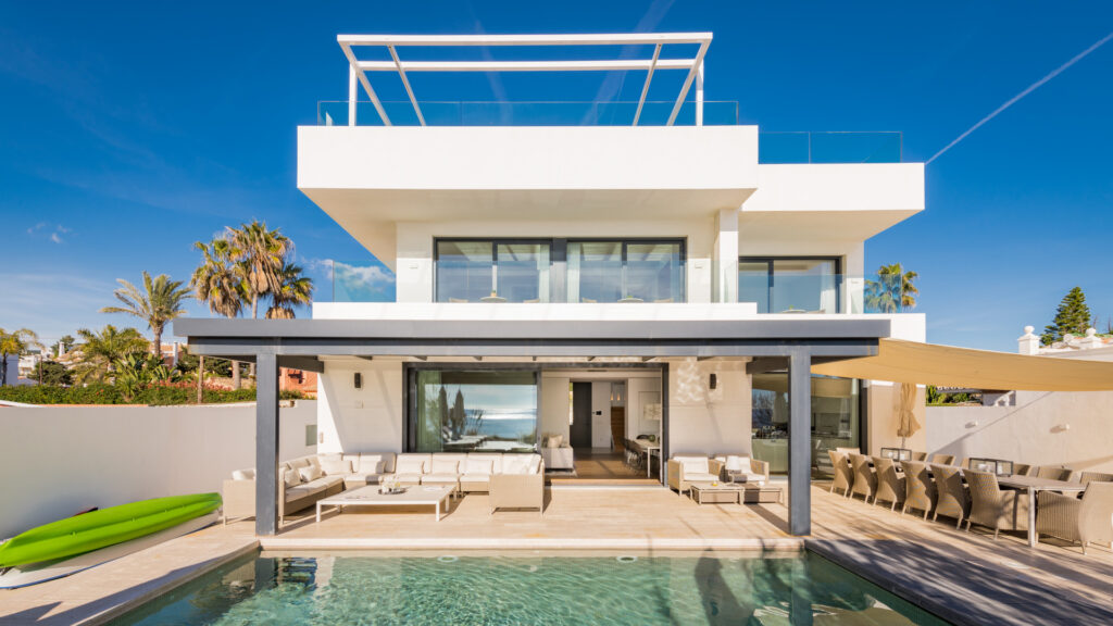 Villa Marbella Este VS Villa Nueva Andalucía: ¿Qué villa elegirías?